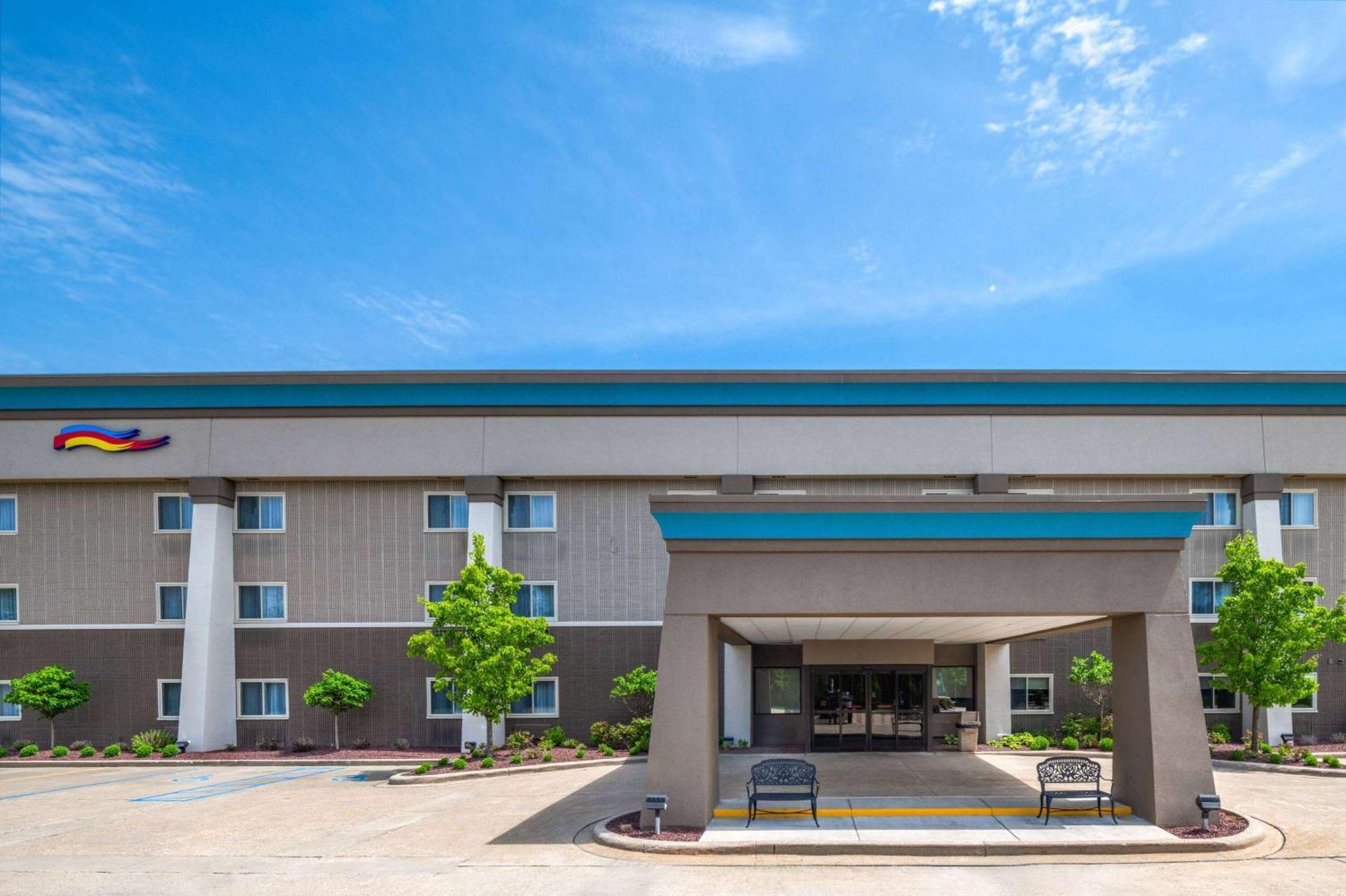 Baymont By Wyndham Mt. Pleasant Hotel Mount Pleasant Exterior photo