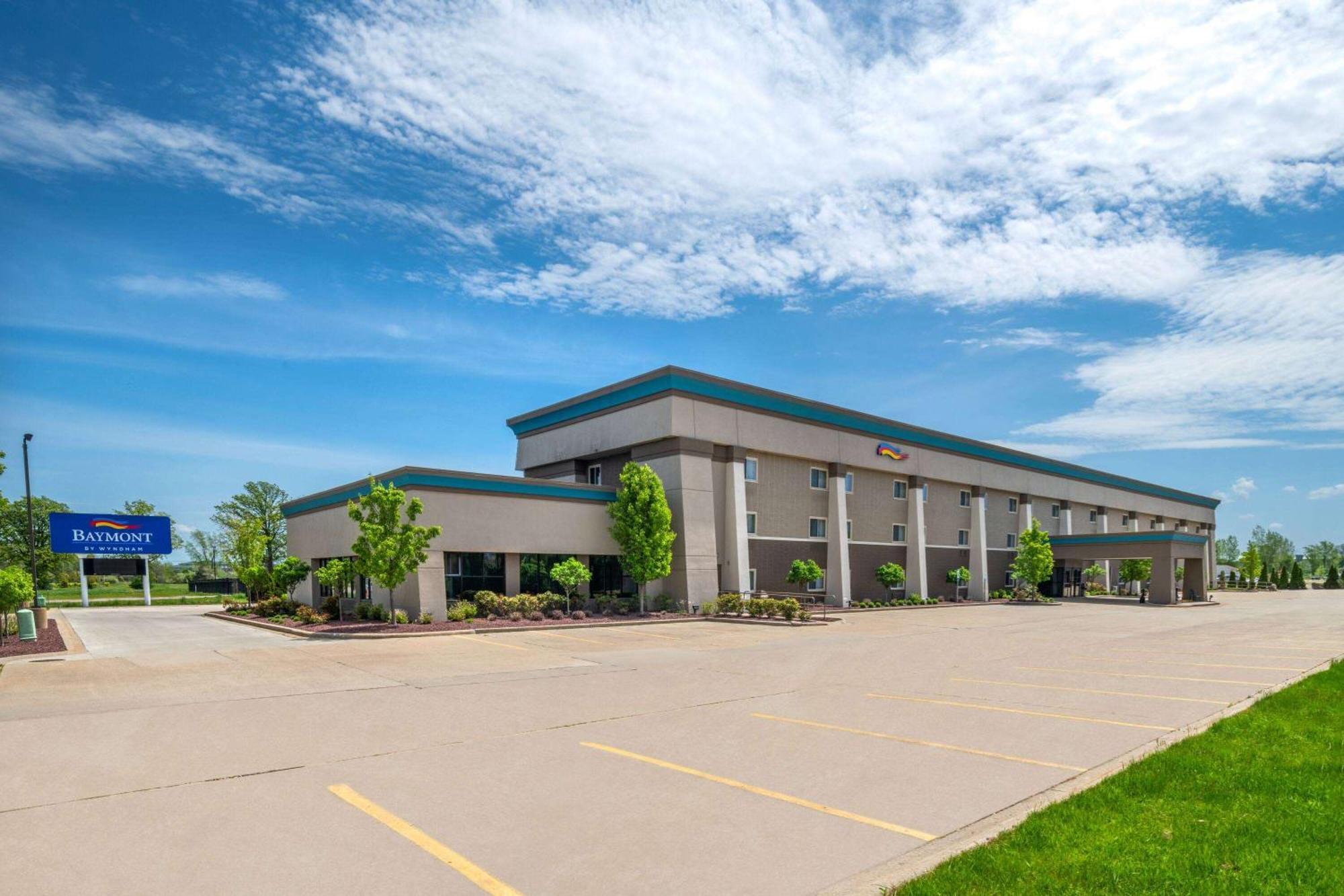 Baymont By Wyndham Mt. Pleasant Hotel Mount Pleasant Exterior photo